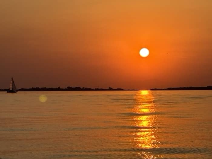 Segeln bei Sonnenuntergang