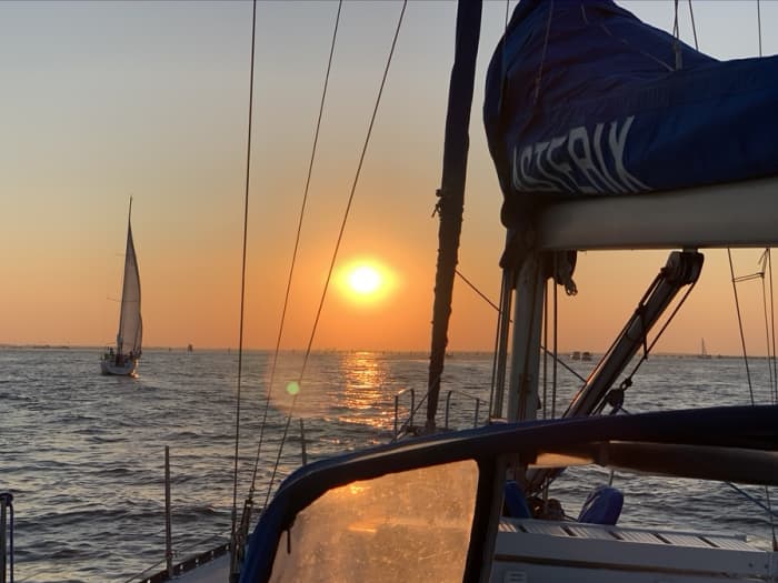 Segeln bei Sonnenuntergang