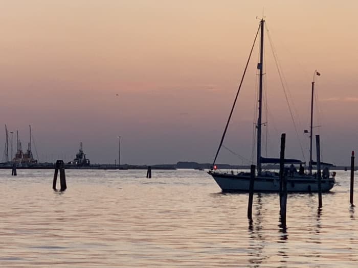 Segeln bei Sonnenuntergang