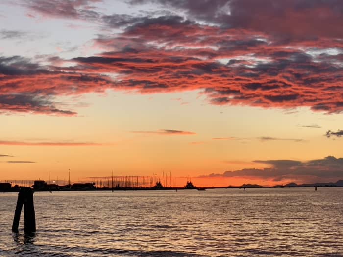 Segeln bei Sonnenuntergang