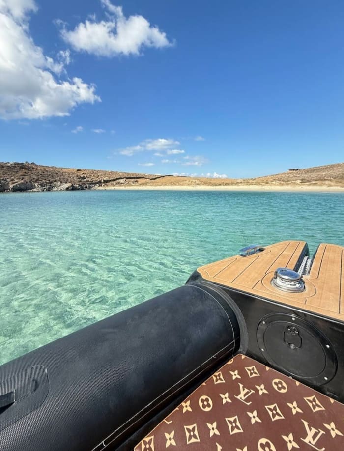 MYKONOS FULL DAY YACHT CHARTER – EXPLORE RHENIA & DELOS WITH ALL-INCLUSIVE FOOD, DRINKS & SWIMMING STOPS