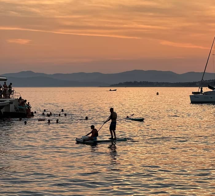 Onder de sterren: avond op een catamaran voor de kust van Antibes