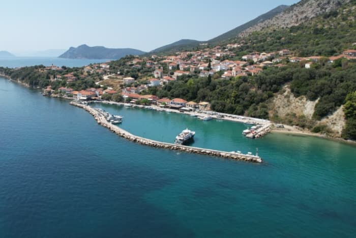 Una vacanza leggendaria: 3 ore e 30 minuti intorno a Palairos in motoscafo.