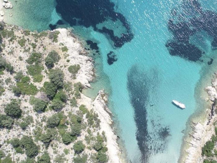 Una vacanza leggendaria: 3 ore e 30 minuti intorno a Palairos in motoscafo.