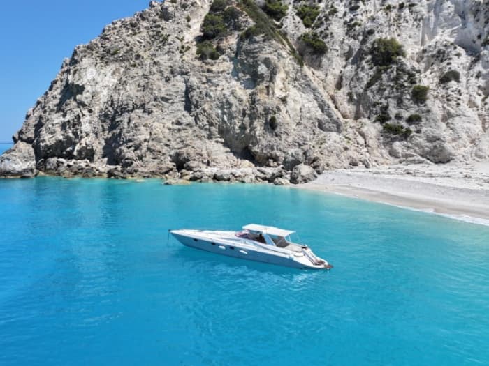 Una vacanza leggendaria: 3 ore e 30 minuti intorno a Palairos in motoscafo.