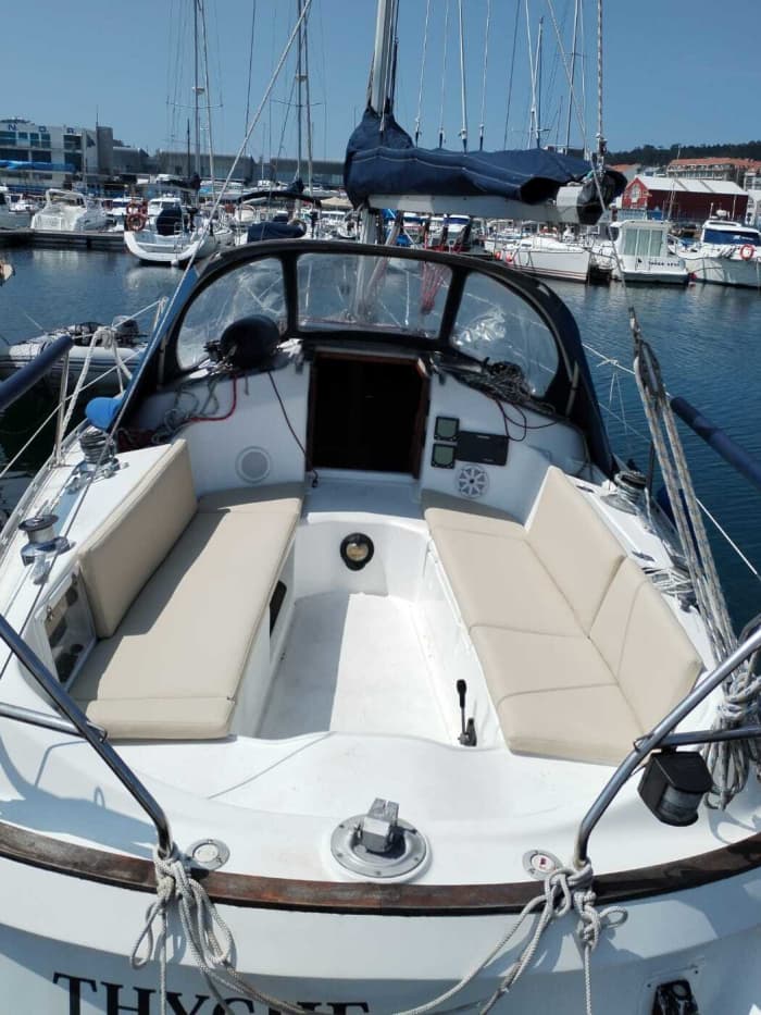 Enjoy a full day of sailing in Ribeira, Galicia on a sailboat