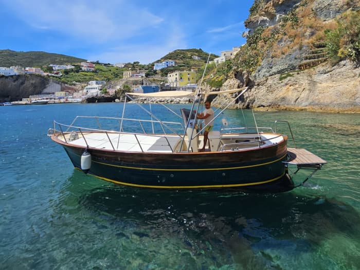 La tua barca a motore privata per una giornata nei dintorni di Ponza