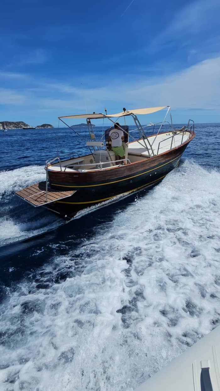 La tua barca a motore privata per una giornata nei dintorni di Ponza