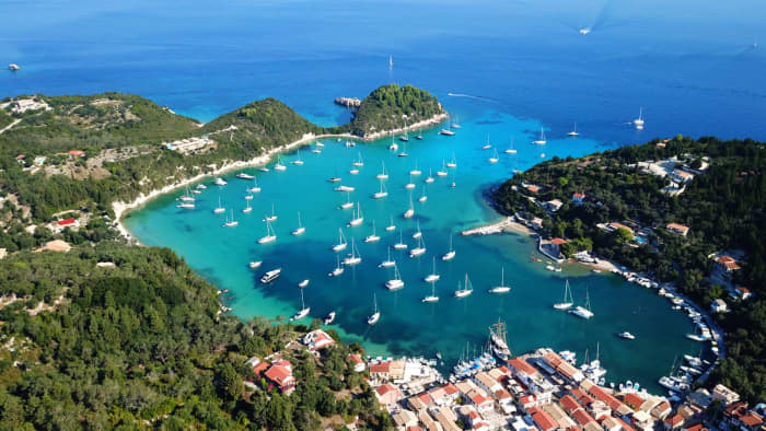 Eaux cristallines et criques cachées : croisière privée à Paxos et Antipaxos
