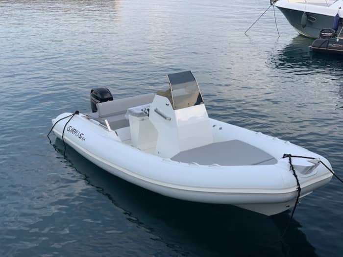 Aperitief bij zonsondergang op een boot