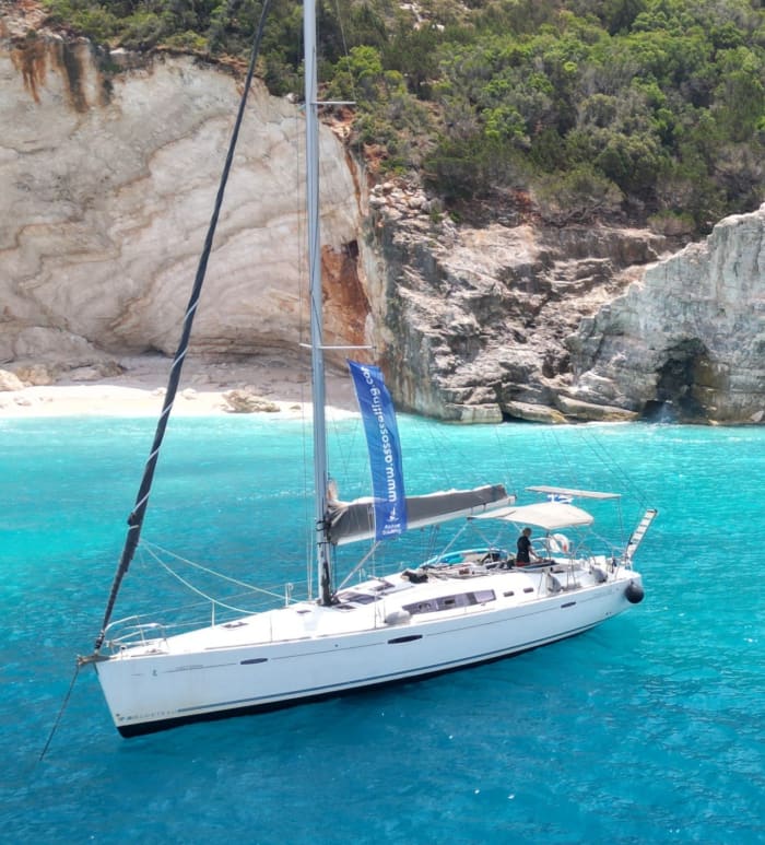 Escursione privata in barca a vela di 9 ore su Asos