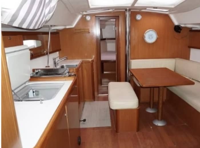 Escursione privata in barca a vela di 9 ore su Asos