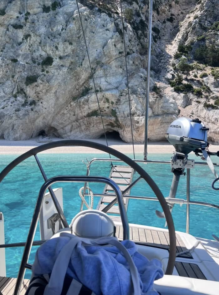 Escursione privata in barca a vela di 9 ore su Asos