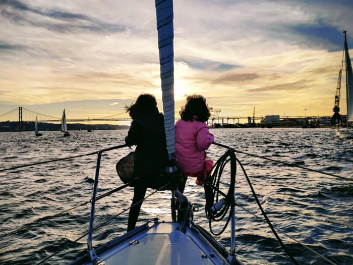 🌊 4 uur familieplezier: Boottocht in Lissabon, zwemmen en lokale lekkernijen