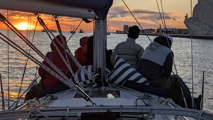 🌊 4 uur familieplezier: Boottocht in Lissabon, zwemmen en lokale lekkernijen