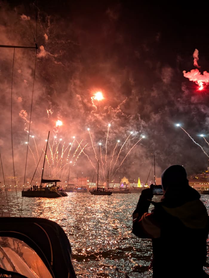 🥂 Exclusieve oudejaarsavond: 2,5 uur durende cruise en plaatsen op de eerste rij bij het vuurwerk van Lissabon