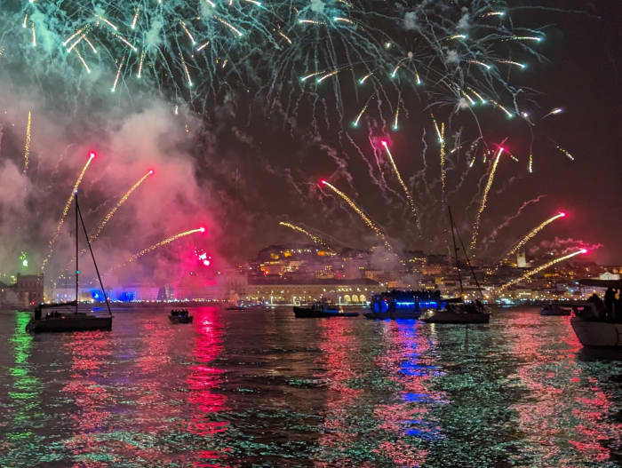 🥂 Exclusieve oudejaarsavond: 2,5 uur durende cruise en plaatsen op de eerste rij bij het vuurwerk van Lissabon
