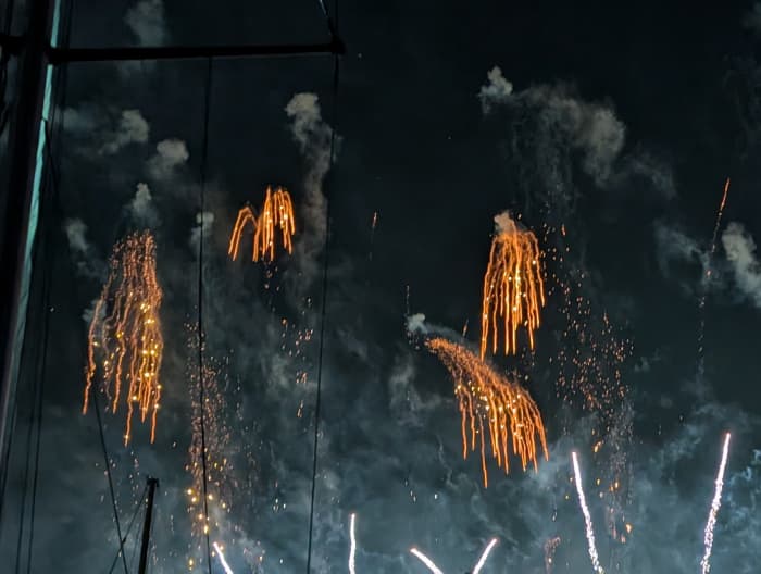 🥂 Exclusieve oudejaarsavond: 2,5 uur durende cruise en plaatsen op de eerste rij bij het vuurwerk van Lissabon