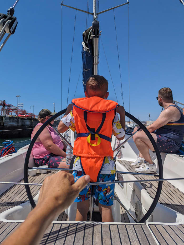 🌊 4 uur familieplezier: Boottocht in Lissabon, zwemmen en lokale lekkernijen