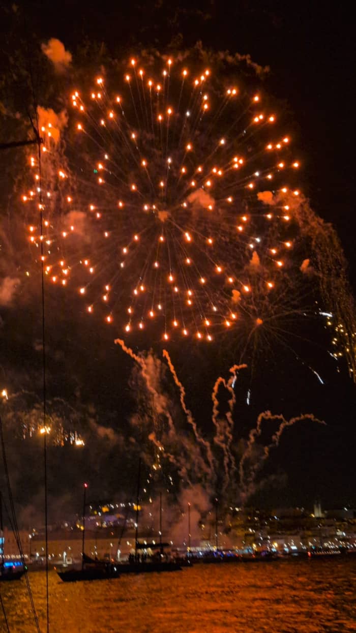 🥂 Exclusieve oudejaarsavond: 2,5 uur durende cruise en plaatsen op de eerste rij bij het vuurwerk van Lissabon