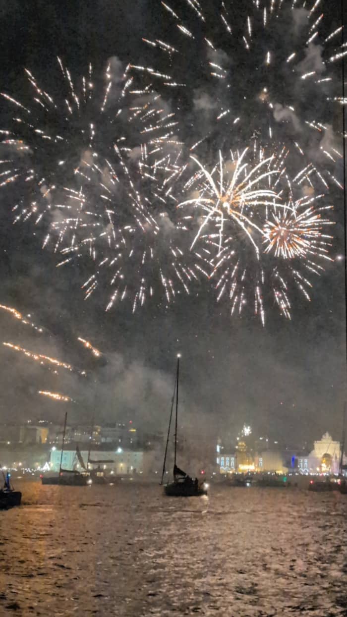🥂 Exclusieve oudejaarsavond: 2,5 uur durende cruise en plaatsen op de eerste rij bij het vuurwerk van Lissabon