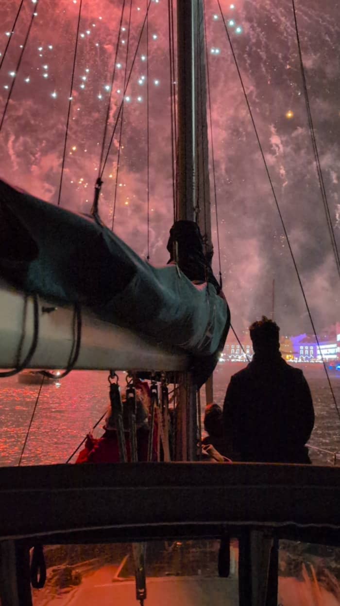 🥂 Exclusieve oudejaarsavond: 2,5 uur durende cruise en plaatsen op de eerste rij bij het vuurwerk van Lissabon