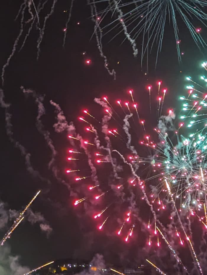 🥂 Exclusieve oudejaarsavond: 2,5 uur durende cruise en plaatsen op de eerste rij bij het vuurwerk van Lissabon
