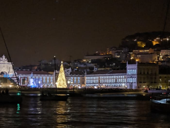 🥂 Exclusieve oudejaarsavond: 2,5 uur durende cruise en plaatsen op de eerste rij bij het vuurwerk van Lissabon