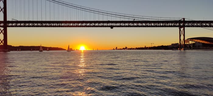 ✨ Lissabon Magie: Privé zeiltocht van 2 uur bij zonsondergang & drankjes tijdens het gouden uur