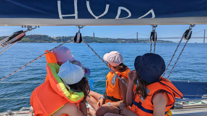 🌊 4 uur familieplezier: Boottocht in Lissabon, zwemmen en lokale lekkernijen