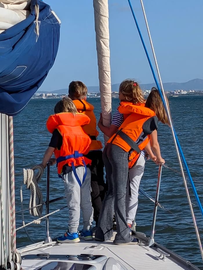 🌊 4 uur familieplezier: Boottocht in Lissabon, zwemmen en lokale lekkernijen