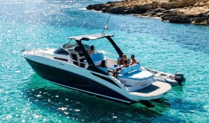 Ontdek Ibiza tijdens een dagtocht op een motorboot.