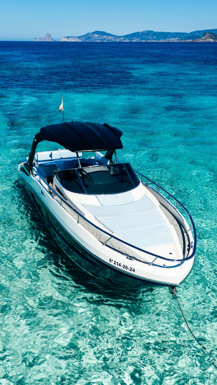 Ontdek Ibiza tijdens een dagtocht op een motorboot.