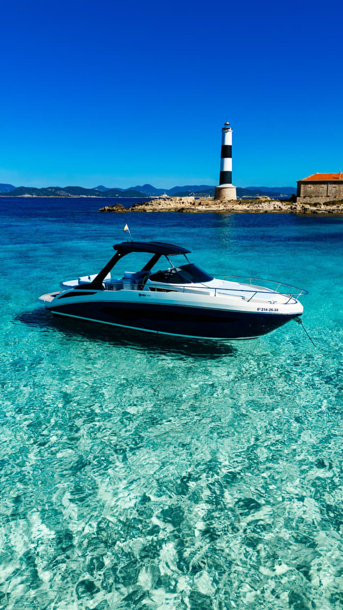 Ontdek Ibiza tijdens een dagtocht op een motorboot.