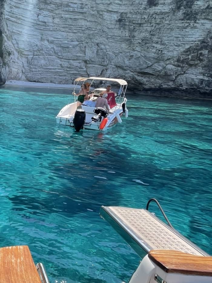Blanc, bleu et divin : une journée complète sur un bateau à moteur