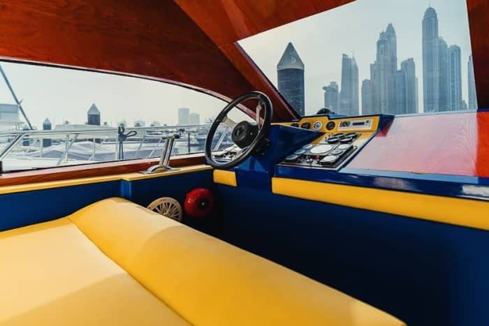 Descubre Dubai Marina en una excursión de medio día en lancha motora.