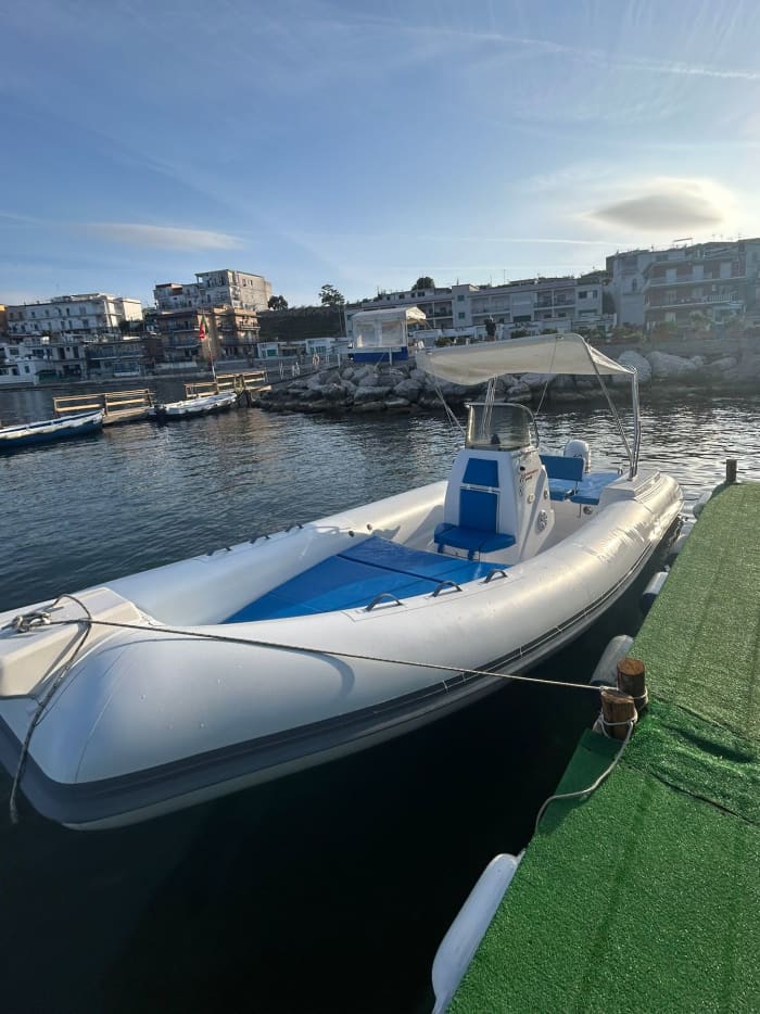 Giornata Completa in Barca — 10 Ore tra Ischia, Capri e Procida
