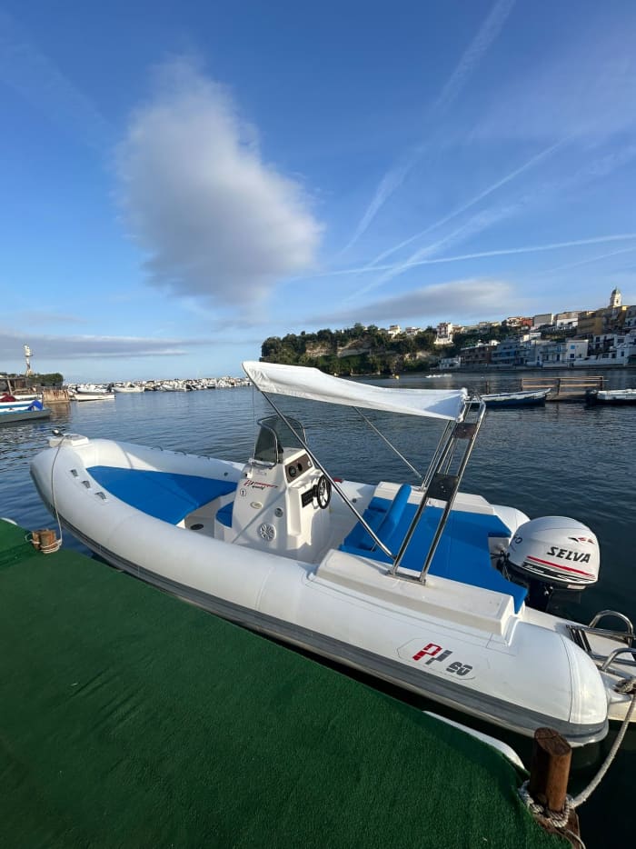 Giornata Completa in Barca — 10 Ore tra Ischia, Capri e Procida