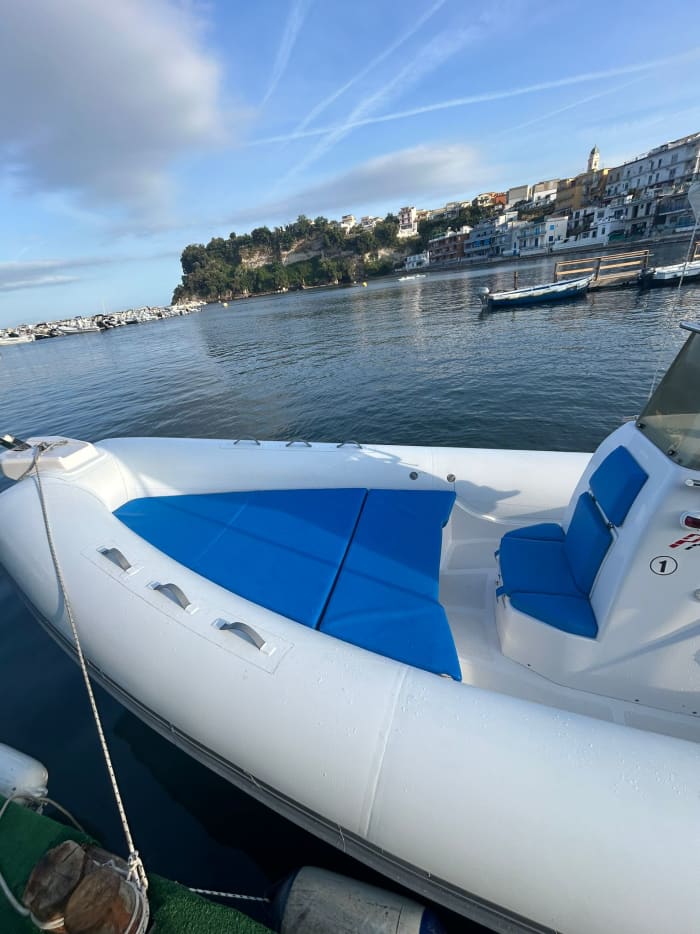 Giornata Completa in Barca — 10 Ore tra Ischia, Capri e Procida