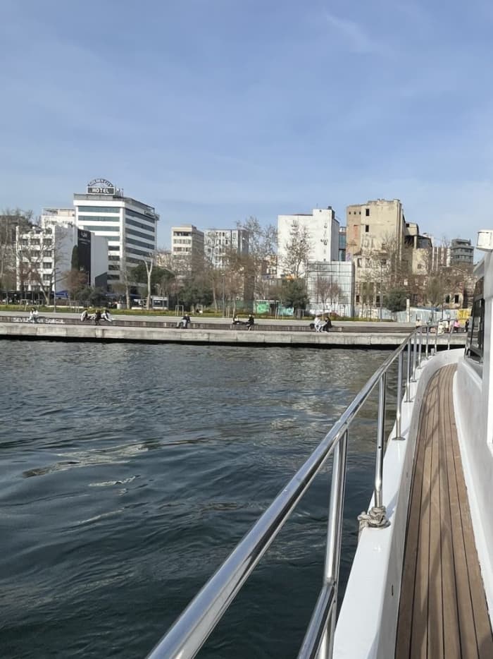 Dinercruise bij zonsondergang op de Bosporus – 4 uur vol elegantie, smaken en uitzichten