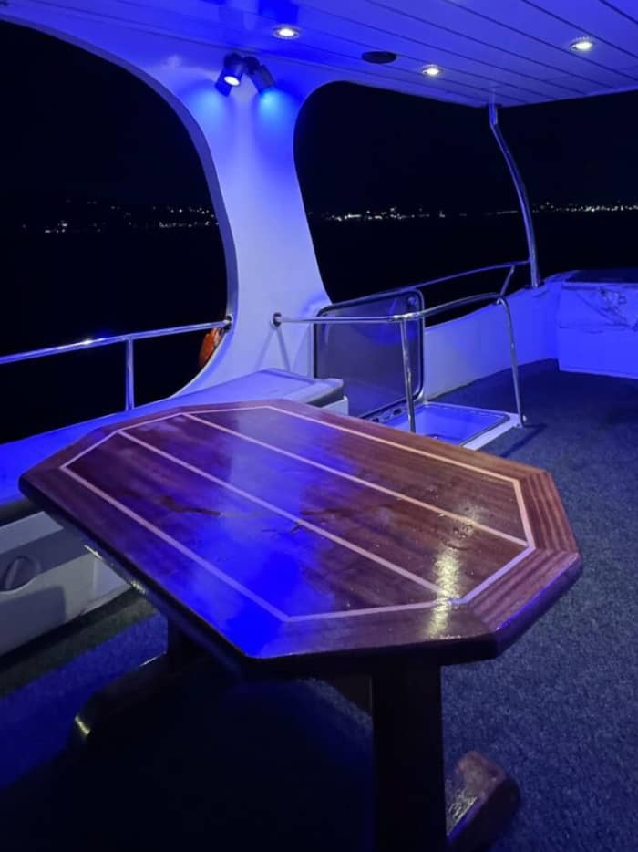 Dinercruise bij zonsondergang op de Bosporus – 4 uur vol elegantie, smaken en uitzichten