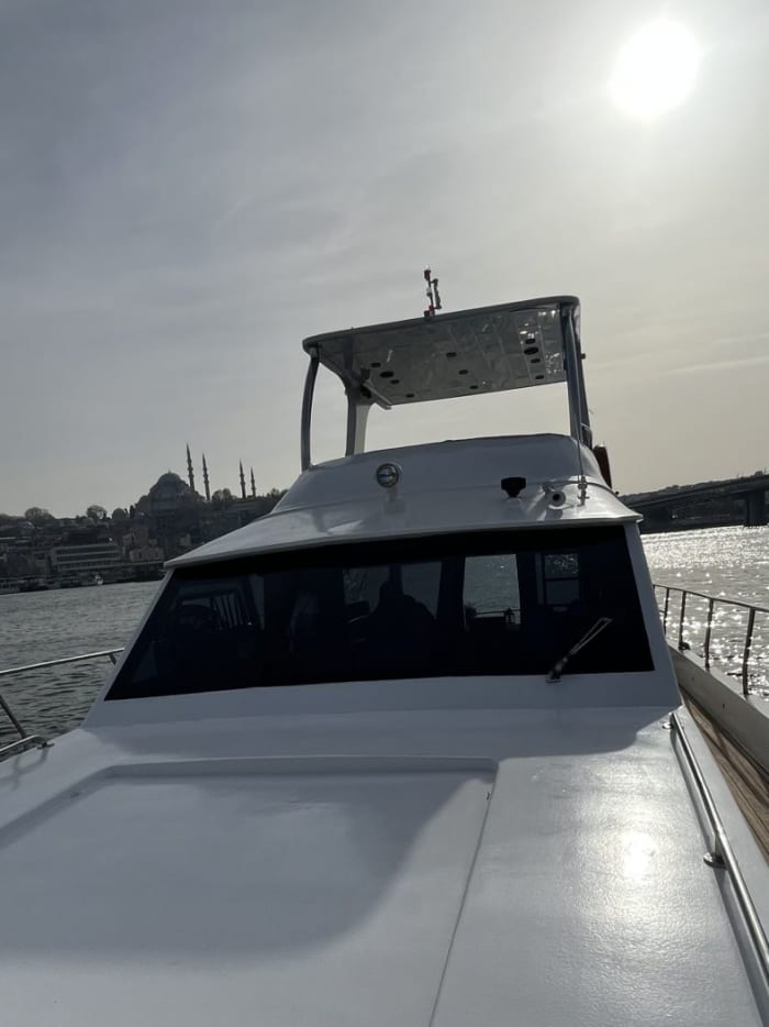 Dinercruise bij zonsondergang op de Bosporus – 4 uur vol elegantie, smaken en uitzichten