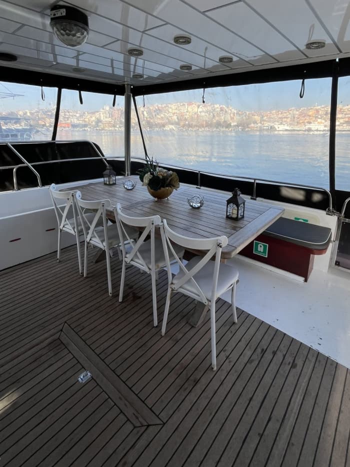 Dinercruise bij zonsondergang op de Bosporus – 4 uur vol elegantie, smaken en uitzichten