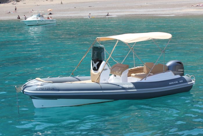 7 hours of hidden coves, swimming in the sea and the freedom of the Mediterranean
