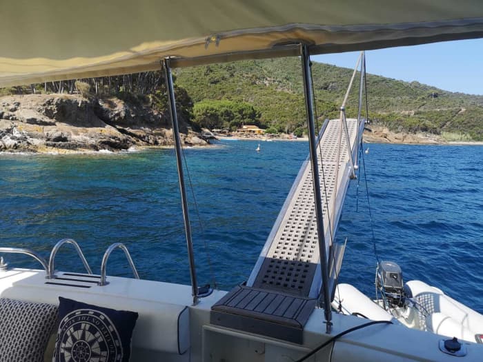 Ontdek Follonica tijdens een dagtocht met een motorboot.