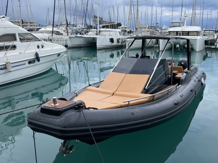 Détente à Cannes : 9 heures de soleil sur un bateau à moteur