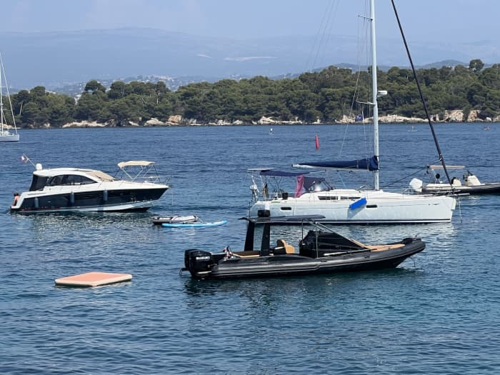 Détente à Cannes : 9 heures de soleil sur un bateau à moteur
