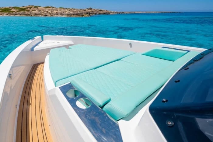 D32 Dandy II All inclusive, fuel, skipper, Sail to Formentera Illetas with a fixed price and without worries.