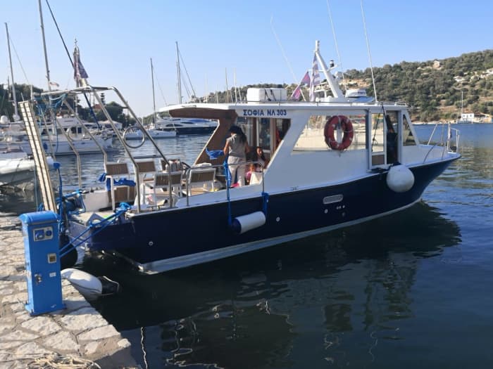 Découvrez les rivages de Meganisi : une excursion d'une journée complète à bord d'un bateau à moteur