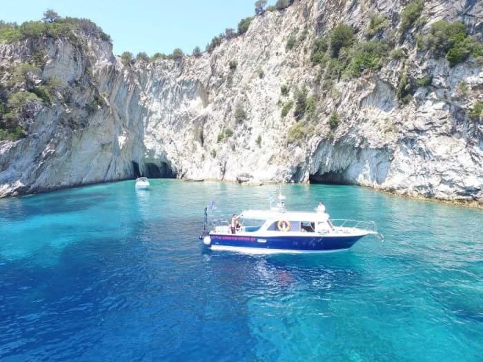 Découvrez les rivages de Meganisi : une excursion d'une journée complète à bord d'un bateau à moteur